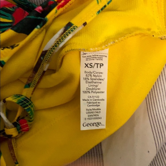 Tropical deep V ruffle one piece bathing suit - Picture 4 of 6